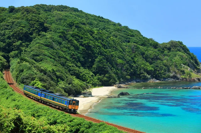 列車と海岸