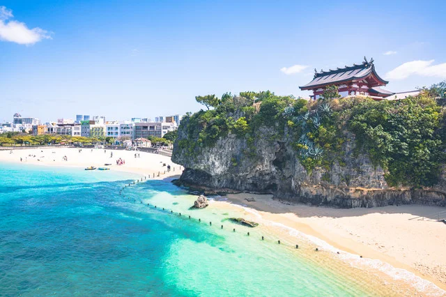沖縄の美しいビーチと伝統建築