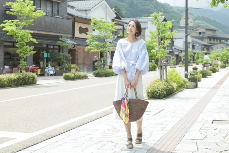 ゆげ街道を散策する女性