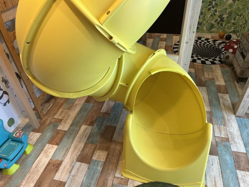 子供部屋にある明るい黄色の滑り台